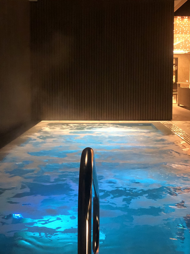 ingresso-alla-vasca-idromassaggio-esterna-piscina-idromassaggio-esterno-con-luci-per-cromoterapia-acqua-calda-riscaldata-relax-e-benessere-centro-benessere-hotel-san-giorgio-heaven-spa-fiuggi-terme-fiuggi-fonte-fr-