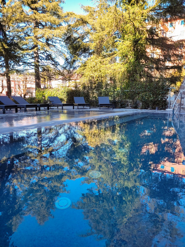 piscina-con-idromassaggi-riscaldati-esterni-vasca-idromassaggio-esterno-con-lettini-solarium-zona-relax-doccia-docce-esterne-in-giardino-garden-hotel-san-giorgio-fiuggi-terme-